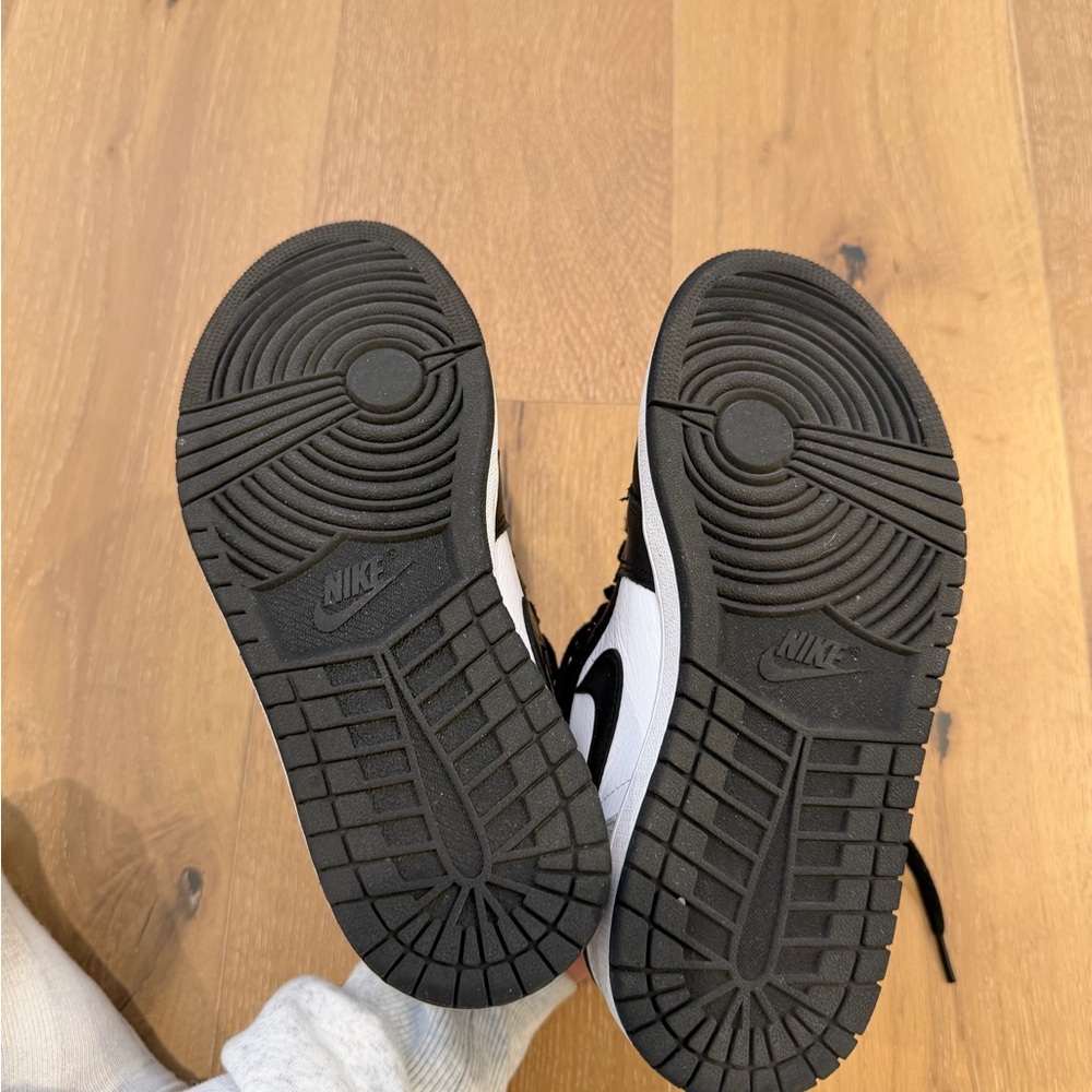 Jordan 1 Retro High
Silver Toe - Picture 3 of 4
